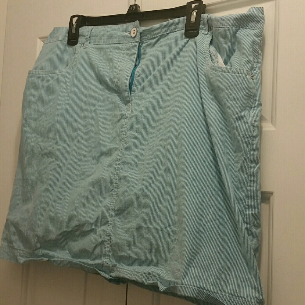 NEW LISTING Skort size 16